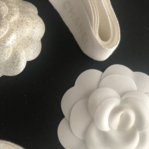 SOLD!! 5 Chanel Camellia Flowers & 3 Chanel Bows Sparkle - Picture 4 of 5